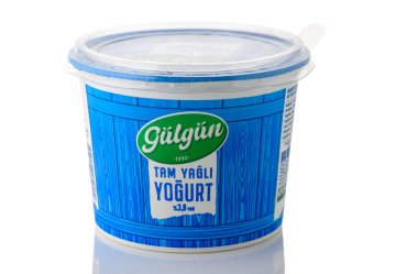  Gaziveren, Kıbrıs Rum Kesimi 09.21.2025 Büyük bir küvet kremalı Gulgun Türk yoğurdu beyaz arka planda, süt ürünü reklamları için ideal, sağlıklı beslenme görselleri veya market tasarımları için izole edilmiş.