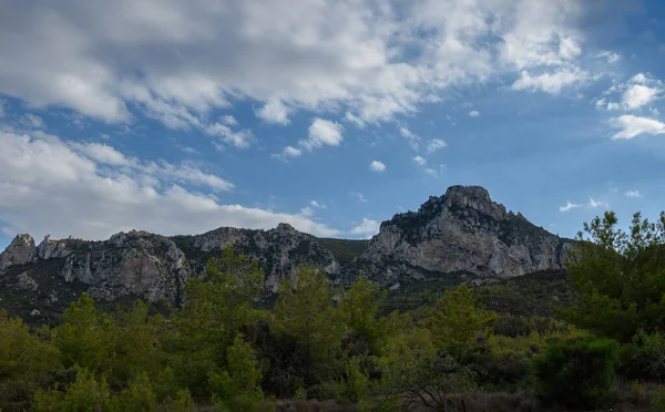 Kuzey Kıbrıs 'taki Kyrenia yakınlarındaki güzel dağ manzarası. Açık mavi gökyüzü, tipik Kıbrıs doğası ve popüler bir seyahat merkezi olan Akdeniz manzarası.