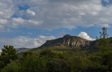 Güneşli bir günde Kuzey Kıbrıs dağlarının panoramik manzarası. Huzurlu Akdeniz manzarası Kayalık tepeler ve berrak mavi gökyüzü.