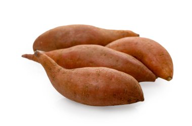 Beyaz arka planda dört taze patates grubu. Organik yiyecekler, tarım ürünleri ve sağlıklı yemek fotoğrafçılığı için mükemmel..