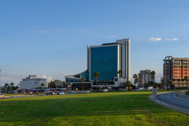 Lefkoşe, Kıbrıs 10.01.2025 Modern Concorde Tower Hotel Ortakoy, Lefkoşe, Kıbrıs 'ta Yagmur Caddesi üzerinde yer almaktadır. Mimarlık, şehir manzarası, otel binası..