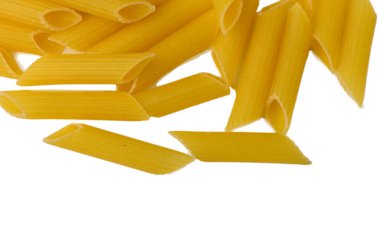 Klasik kuru Penne Rigate makarnası, kıvrımlı boru şeklinde İtalyan mutfağı ve Akdeniz tarifleri için mükemmel malzeme..