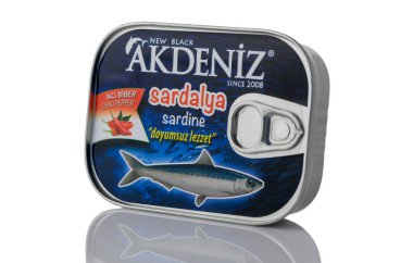  Gaziveren, Kıbrıs Rum Kesimi 09.21.2025 Beyaz arka planda bir kutu Akdeniz sardalyası, deniz ürünleri reklamları, market görselleri veya sağlıklı beslenme promosyonları için ideal.