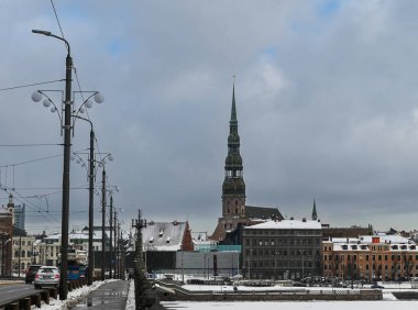 St. Peters Kilisesi manzaralı Old Riga Panoraması. Letonya 'nın tarihi merkezi, Avrupa mimarisi ve kültür mirası.