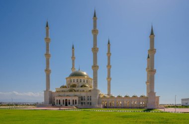 Kuzey Kıbrıs 'taki Şok Hala Sultan Camii Camii, İslami mimari ve dingin çevreye sahip, seyahat ve kültür fotoğrafçılığı için mükemmel..