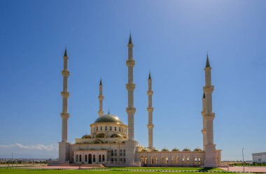 Kuzey Kıbrıs 'ta minaresi olan güzel Hala Sultan Camii camisi, İslami mimari ve seyahat fotoğrafçılığı için barışçıl bir ortam sergiliyor..
