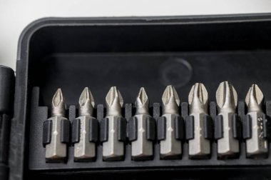 Bir kutuya yerleştirilmiş tornavida parçalarının detaylı yakın plan görüntüleri, DIY, atölye çalışması ve inşaat aleti fotoğrafçılığı için mükemmel.