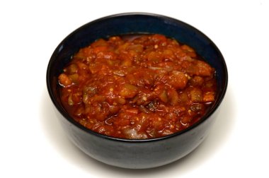 Sağlıklı haşlanmış, sebzeli patlıcan. Temiz beyaz arka planda koyu seramik tabakta servis ediliyor. Menüler, yemek kitapları veya stok resimleri için en iyi görünüm fotoğrafı.