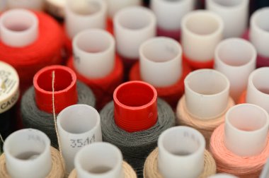 Karmaşık pamuk ve polyester dikiş ipliklerinin makro dokusu renkli lifler ve tekstil yapısını gösteriyor.