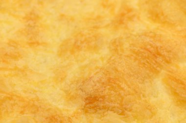 Arka plan olarak taze pişmiş Napolyon kek katmanının yakın plan görüntüsü