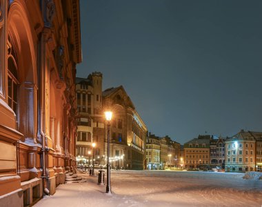 Riga 'daki Kubbe Katedrali' nin gece sahnesi şenlikli yeni yıl ışıklarıyla aydınlatılmış, şehir manzarası, tatil ve seyahat fotoğrafçılığı için mükemmel..