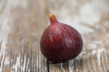 Köy ahşap yüzeyinde duran sulu, olgun incir. Tazeliğin, organik tarımın ve doğal Akdeniz besininin sembolü. Kırsal ahşap yüzeyde olgun incir. Yüksek kalite fotoğraf