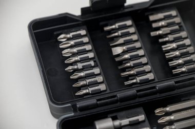 Beyaz arka planda Allen anahtarlarının olduğu küçük bir set yakın plan, DIY, onarım ve atölye fotoğrafçılığı için mükemmel.