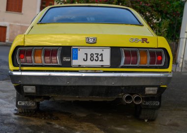 Lefke, Kıbrıs 05.30.2025 Retro sarı Mitsubishi Galant Lambda Lefke, Kıbrıs 'ta görüldü. Akdeniz 'in sakin bir sokağında park halinde nadir bulunan, iyi durumdaki klasik bir araba..