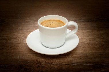 Kremalı köpüklü Türk kahvesinin yan görüntüsü. Kalın köpüklü Türk kahvesi, içecek, kafe ve kahvaltı malzemesi fotoğrafçılığı için mükemmel..