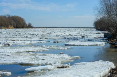 Bakhthiyar Nehri boyunca büyük buz kütleleri yavaşça hareket ediyor. Buz, ilkbahar boyunca buzun erimesiyle uzak ve sakin bir bölgede..