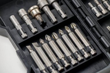 Beyaz arkaplanda düzgün bir şekilde yerleştirilmiş metal anahtarlar, DIY, onarım ve atölye fotoğrafçılığı için mükemmel..