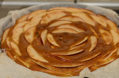 Yakın plan taze pişmiş elmalı turta, çıtır çıtır ve buharlı Samtskhe tahtası. Sıcak ışık ve aroma Samtskhe tarifleri ve Gürcistan sonbahar pişirmesi için rahat bir zemin oluşturur.