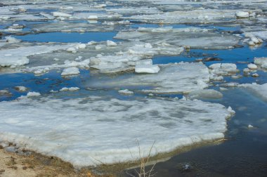 Erime sırasında Bakhthiyar Nehri 'nde büyük buz kütleleri sürükleniyor