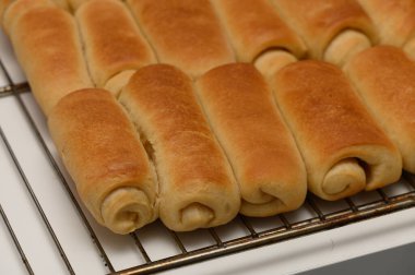 Golden Parker House Rolls Rack Pişirdikten Sonra Dinleniyor