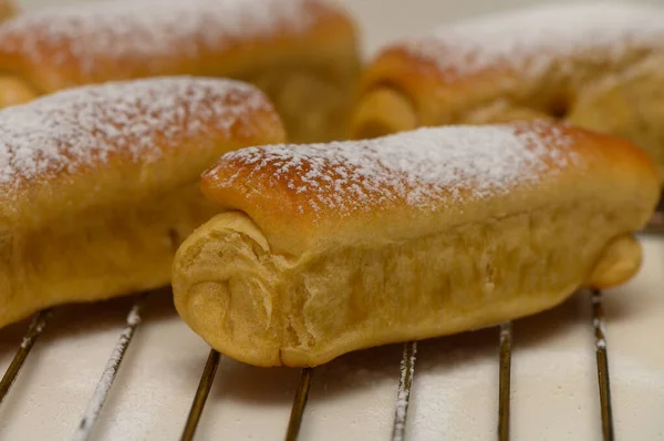 Sıcak Parker Evi Çörekleri Soğutma Rafında Taze Pişmiş