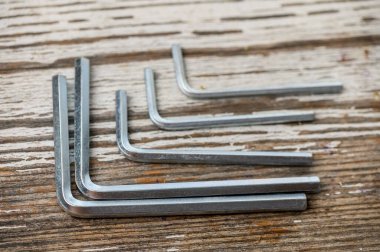 Altıgen anahtarlar bir masanın üzerine dizilmiş, DIY, onarım ve alet fotoğrafçılığı için ideal.