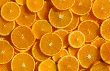 Portakallar yemek arkaplanı olarak masaya konur.