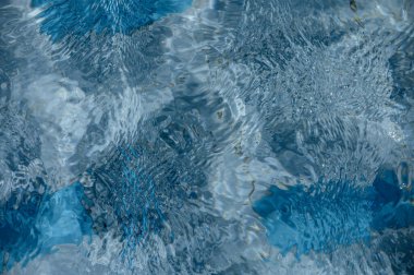 Hafif dalgalı havuz suyunun detaylı dokusu, arka plan ve tasarım temaları için idealdir.