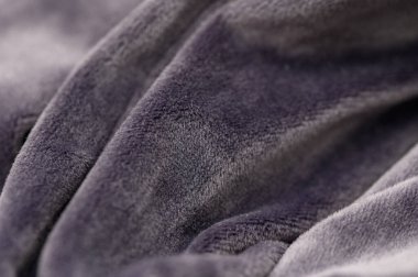 Yakın plan gri kumaş, görünür lifler ve ışık yığını. Sessiz gölge ve yumuşak doku, iç ve grafik tasarım için sakin bir arkaplan oluşturur