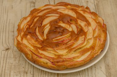 Taze pişmiş, çıtır çıtır elmalı turta ve sıcak buharlı Tiflis masası. Altın elmalar ve aroma, Gürcistan 'ın sonbahar tarifleri ve aile yemekleri için rahat bir zemin oluşturur.