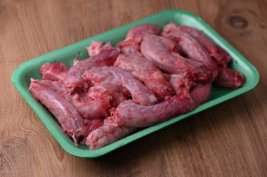 Plastik Tepside Satılık Çiğ Tavuk Boyunlu