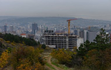Tiflis 'in Saburtalo ilçesinin panoramik şehir manzarası, konut binaları, sokaklar ve kentsel manzaraya sahip bir tepeden.