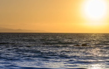 Kıbrıs Kıyı Hattı Altın Gün Batımı Yansımaları