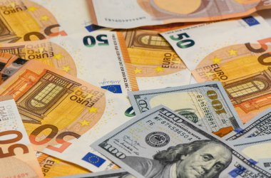 100 ABD Doları ve 50 EUR 'luk banknotların arkaplanı ön kur, dünya ticareti, küresel ekonomi ve yatırım piyasalarını sembolize ediyor.
