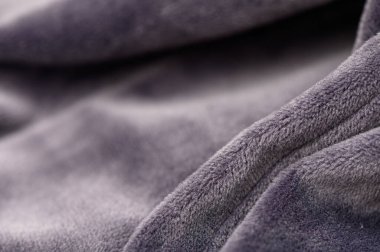 İnce iplikli gri kumaş ve mat yüzeyli makro çekim. Nötr gri ton ve hafif rahatlama modern projeler için çok yönlü bir arkaplan oluşturur