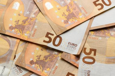 Avrupa para biriminin dokusu, tasarımı ve güvenlik unsurlarını gösteren 50 avroluk ayrıntılı makro çekim.