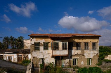 Lefke, Kıbrıs 'ta sessiz dar bir cadde, beyaz duvarları, kemerli kapıları ve kırsal cazibesi var..