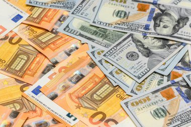 Ekonomi, iş dünyası, tasarruflar ve sermaye büyümesini sembolize eden para arkaplanı olarak 50 avro ve 100 Amerikan doları banknotları dağıtıldı.