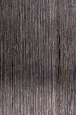 Görünür tahıl desenleri, çatlaklar ve doğal yaşlanma izleri olan derin desenli antik ahşap kalaslara yakın çekim. Tarihi projeler için mükemmel.