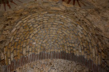 St. Hilarion Kalesi 'ndeki görkemli kemerli kasa dramatik bir zemin görevi görüyor..