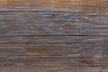 Yıpranmış ahşap tahtalar, yaratıcı bir çalışma alanında güneş ışığını yansıtan karmaşık dokular ve sıcak gölgeler sergiler..