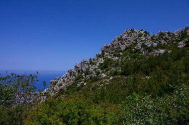 Aziz Hilarion Şatosu 'nun antik duvarları ve kuleleri, Kıbrıs' ta bir dağa tünemiş ikonik bir tarihi yer..