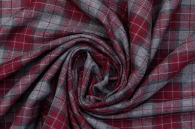 Siyah, mavi ve sarı tonlarda birbirine zıt ipliklerle yakın çekim. Yoğun dokuma ve kaba yüzey geleneksel aksesuarlar ve moda projeleri için klasik bir arkaplan oluşturur.