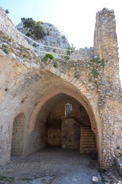 Kuzey Kıbrıs 'taki Aziz Hilarion Şatosu' nun kadim taş iç mimarisi, kemerli tavanlar ve ortaçağ mimarisi yüzyıllar boyunca korunmuş..