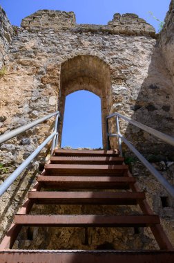 St. Hilarion Kalesi 'ndeki eski taş merdiven üst katlara çıkıyor. Ortaçağ kale atmosferi.