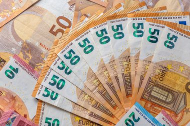 Elli avroluk banknotlar, finans ve refahı temsil eden avro para arkaplanı üzerine bir fan gibi yayıldı.