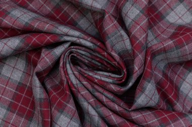 Kırmızı, yeşil ve beyaz tonlarda koyu çizgili geleneksel İskoç kumaşı. Yün dokusu ve rahatlamış çekler giysi, çanta ve iç mekan için zengin bir zemin oluşturur..