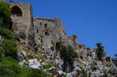 St. Hilarion Şatosu 'nun kalıntıları Kuzey Kıbrıs kıyılarını 2025 yılında deniz ve dağların çarpıcı manzarasıyla kaplamıştır..