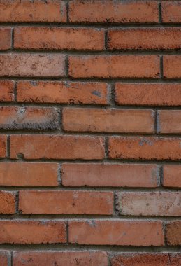 Kırmızı tuğla duvar dikey yönelimde. Fotoğraf, tasarım ve grafik projeleri için arka plan olarak mükemmel.