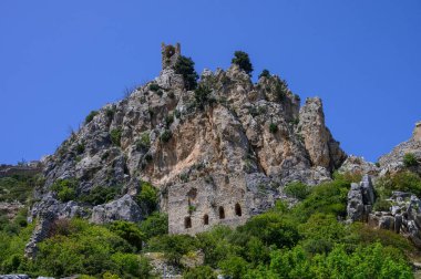 Kuzey Kıbrıs 'ın antik kuleleri, dağ manzaraları ve ortaçağ mimarisinin yer aldığı 2025 tarihli bir fotoğraf yolculuğu boyunca St. Hilarion Kalesi' ni keşfedin..